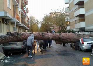 صور/ إعصار يضرب إيطاليا مخلّفا قتيلين